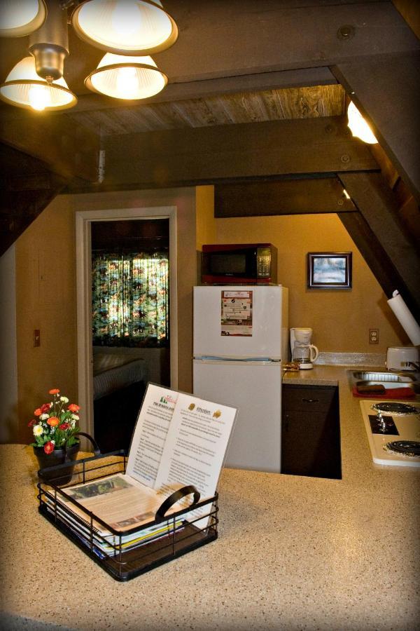 Cabins On Strawberry Hill Hotel Pine Bagian luar foto