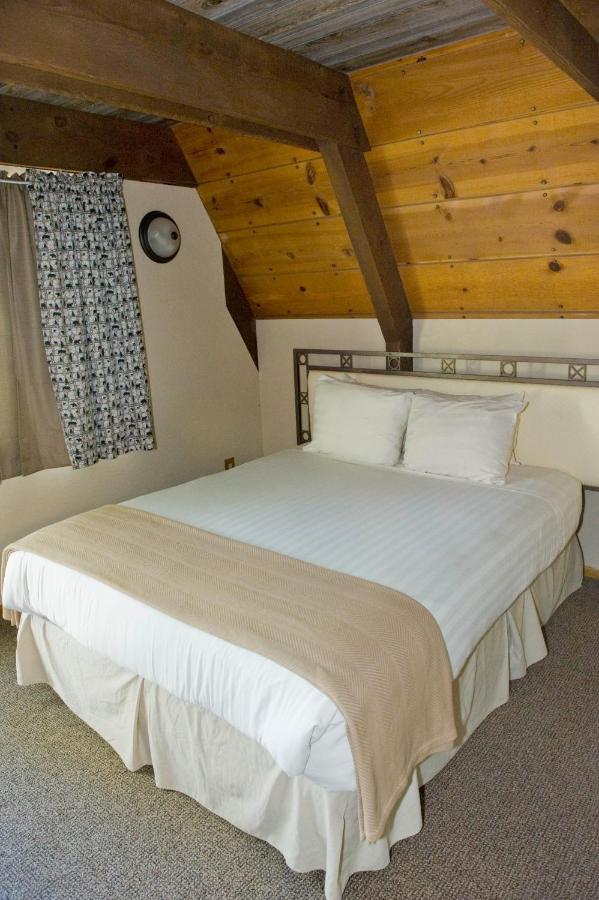 Cabins On Strawberry Hill Hotel Pine Bagian luar foto