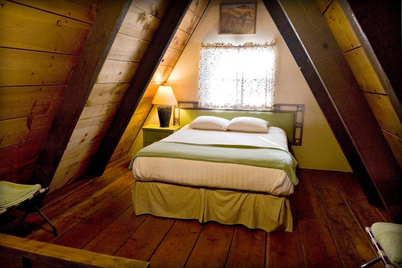 Cabins On Strawberry Hill Hotel Pine Bagian luar foto