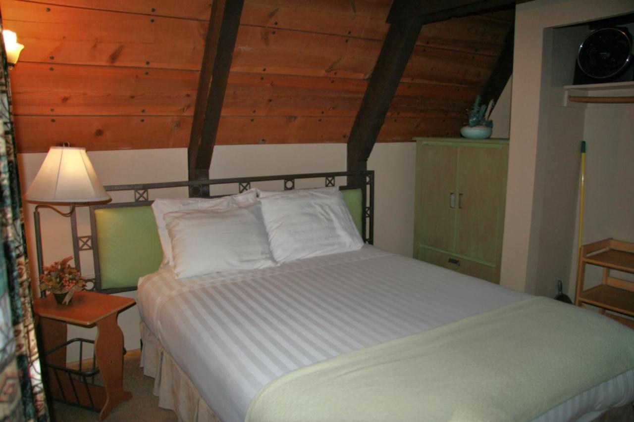 Cabins On Strawberry Hill Hotel Pine Bagian luar foto