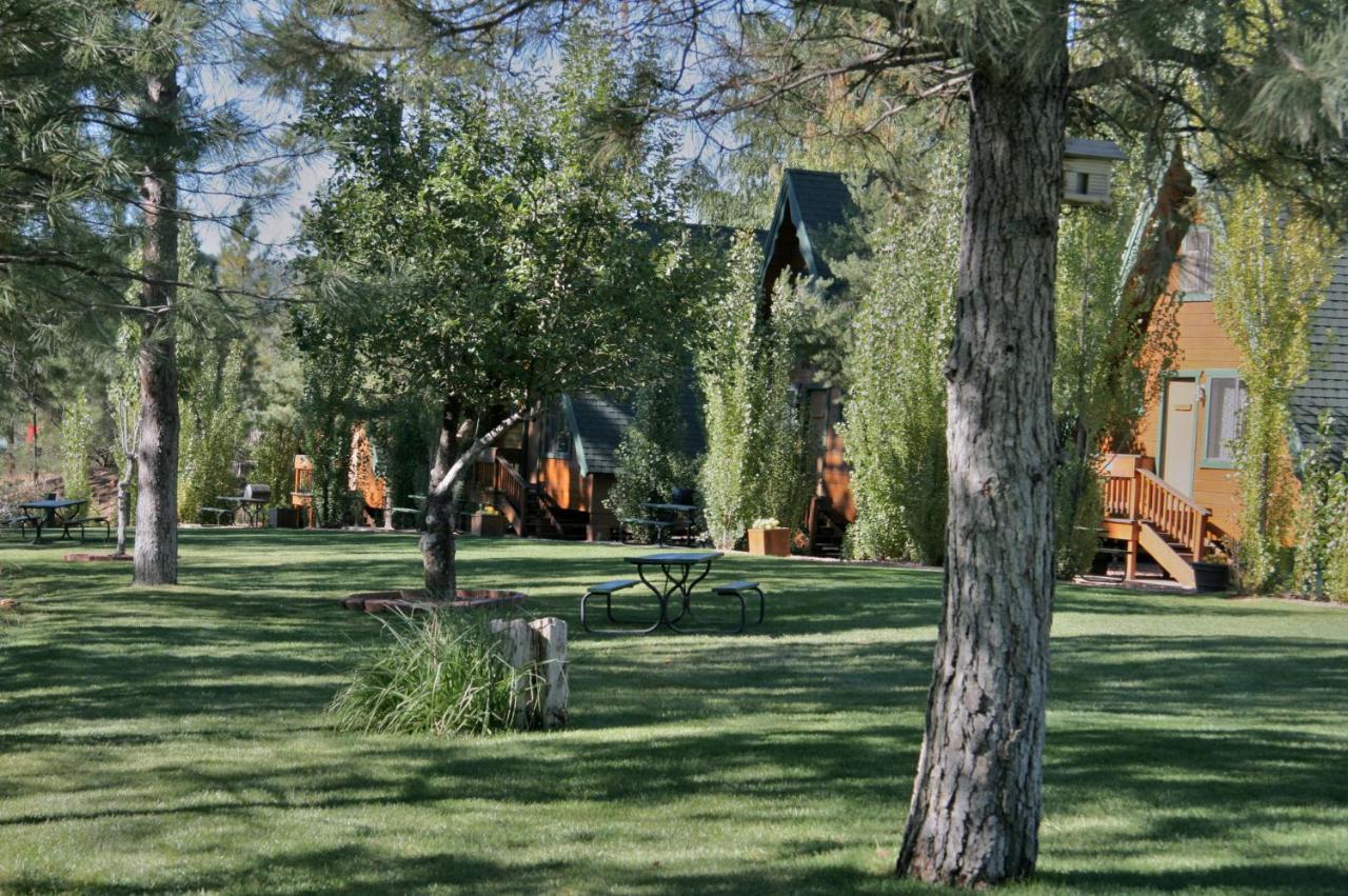 Cabins On Strawberry Hill Hotel Pine Bagian luar foto