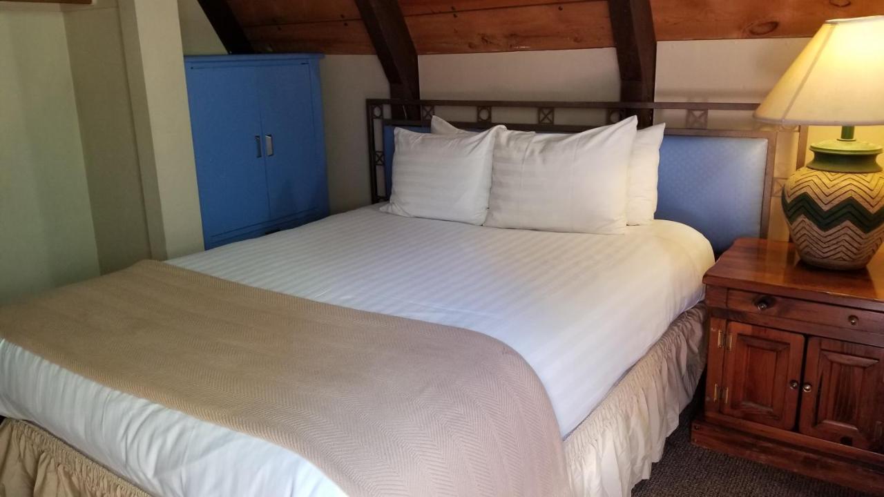 Cabins On Strawberry Hill Hotel Pine Bagian luar foto