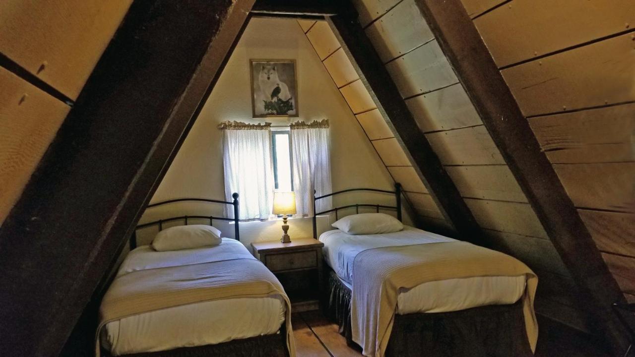 Cabins On Strawberry Hill Hotel Pine Bagian luar foto