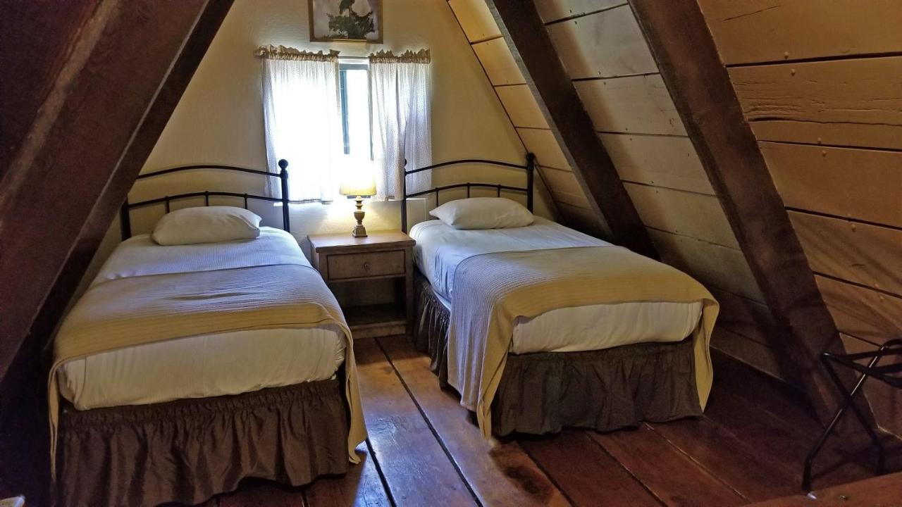 Cabins On Strawberry Hill Hotel Pine Bagian luar foto